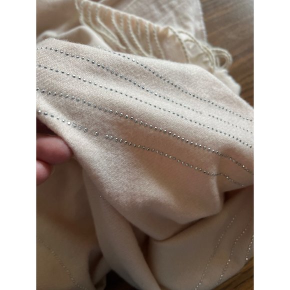 Marcus Adler New York woman’s cream scarf with silver dots and fringe - Picture 6 of 6